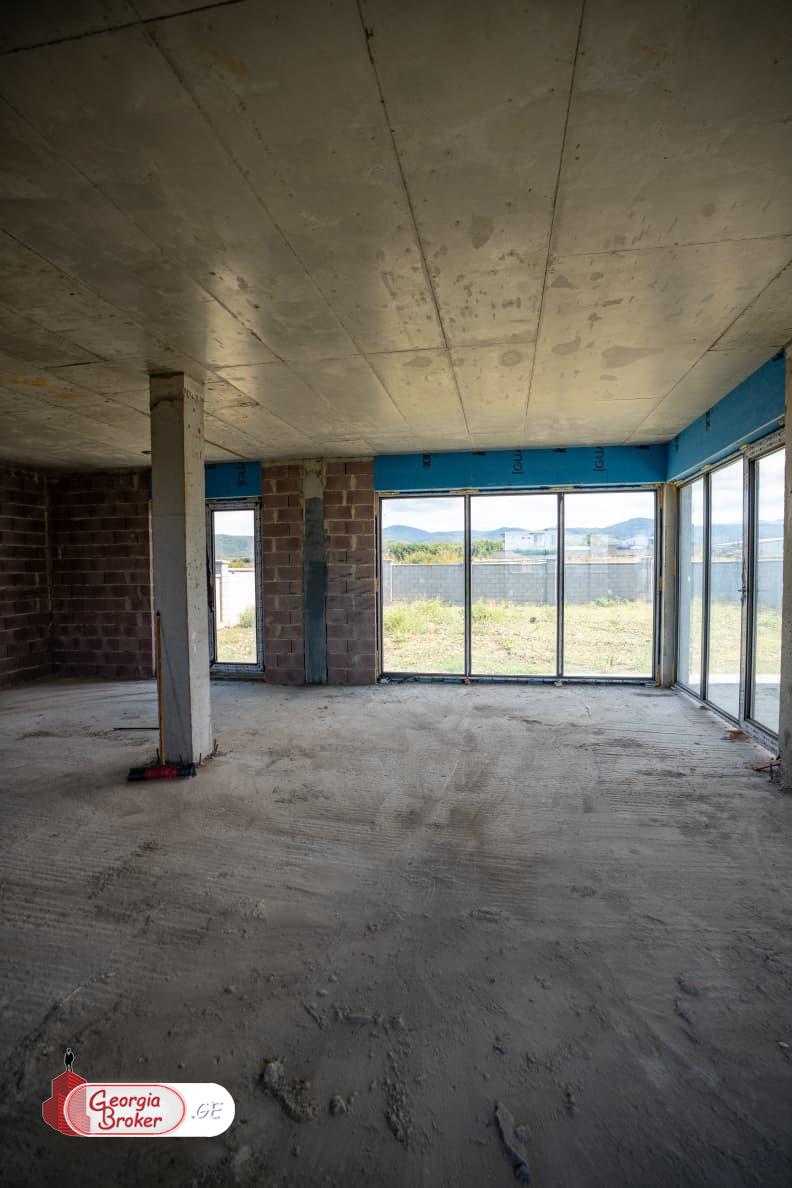 იყიდება ახალი გარემონტებული 5 ოთახიანი სახლი